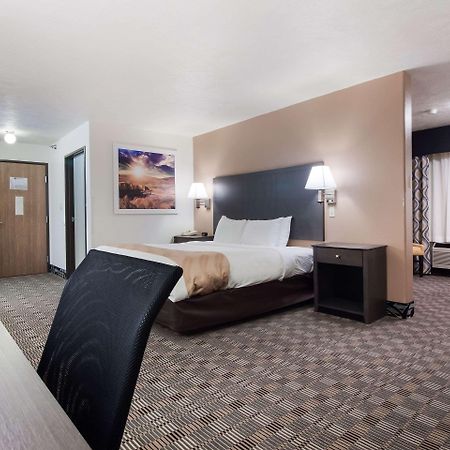 Quality Inn & Suites McCook Exterior photo