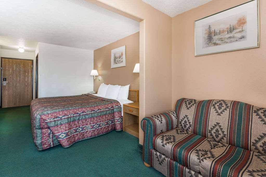 Quality Inn & Suites McCook Exterior photo