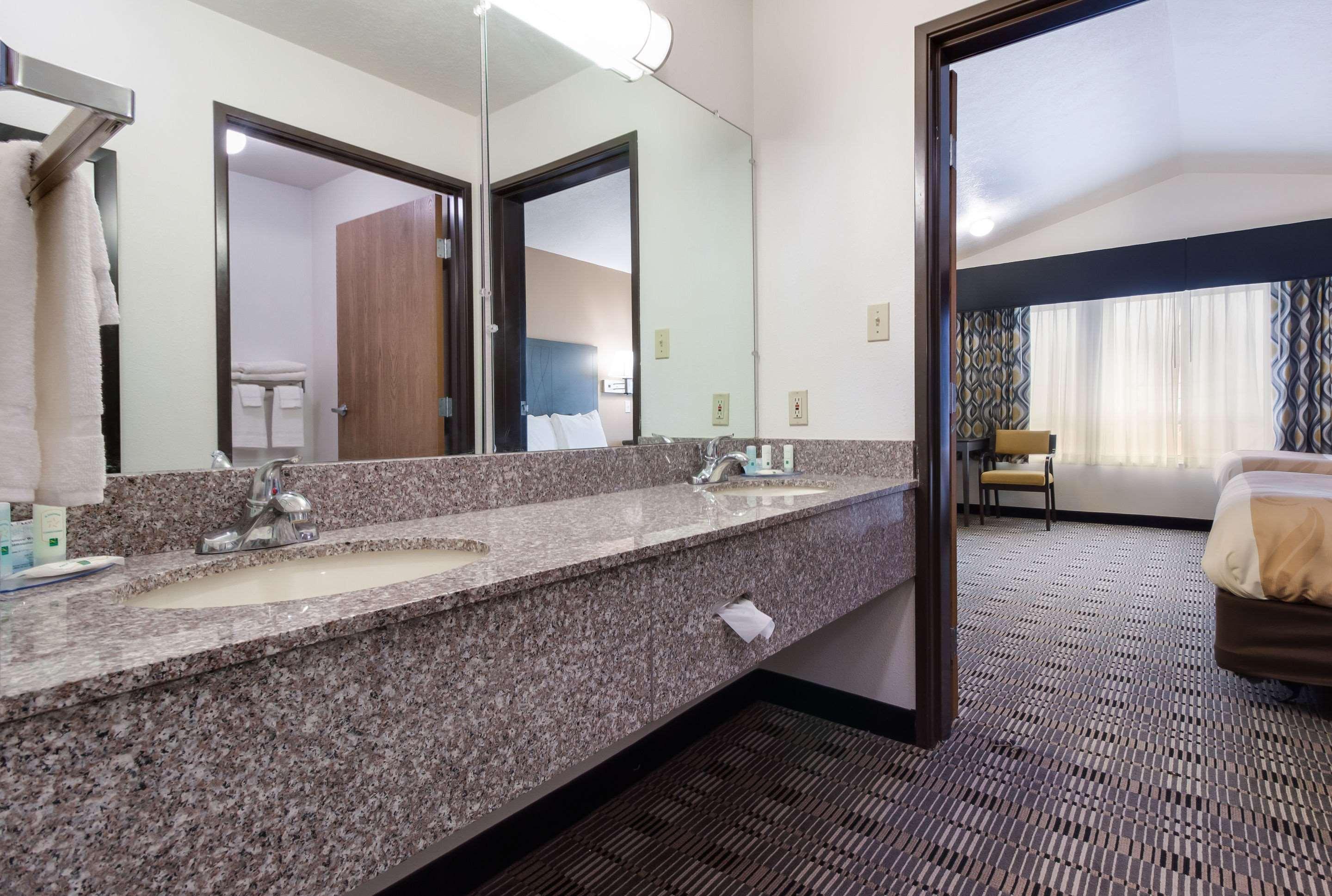 Quality Inn & Suites McCook Exterior photo